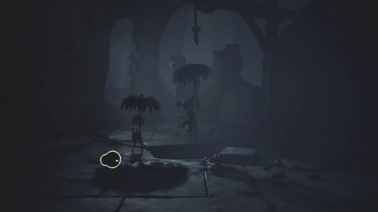 傘を開いて穴に飛び込む