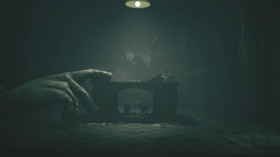 テーブルの下で手が動かなくなるまで待つ