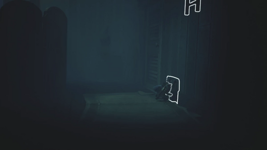 しゃがみ歩きで右端へ