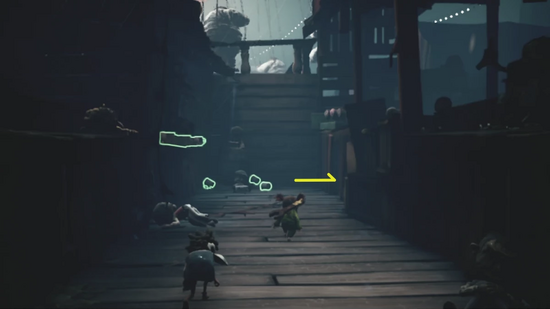 しゃがみ歩きで通路を抜ける