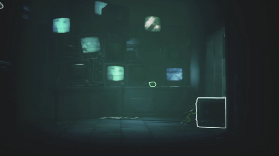 テレビを扉の下に動かす