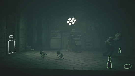 しゃがみ歩きで移動後、扉を押し開ける