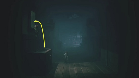 左手前の窓枠を進む