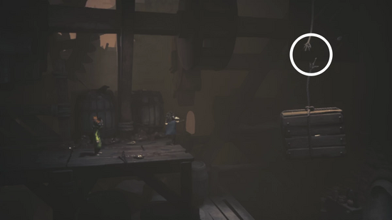 紐を射抜いて木箱を落とす