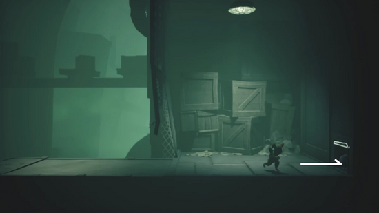 狭い通路を通る