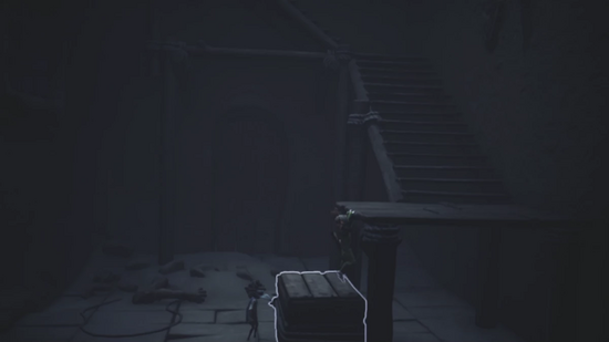 木箱を足場にして階段を上る