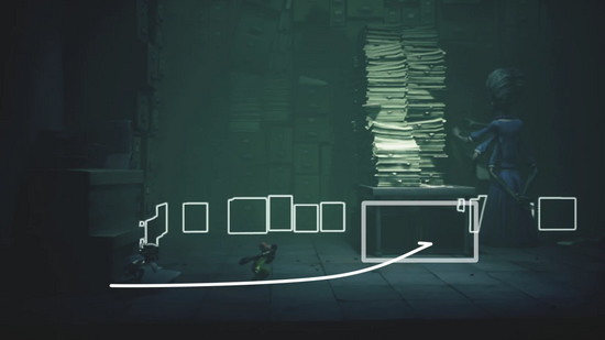 中央のデスク下に移動