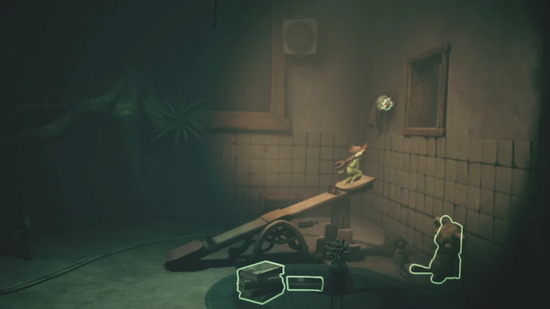 人形を窓に投げる