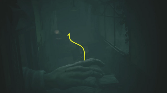 廊下を奥へ逃げる