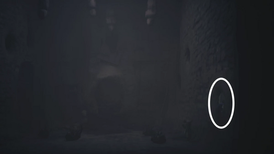 右手前の穴から脱出