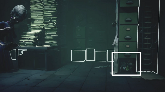 右に移動してキャビネットの下に隠れる