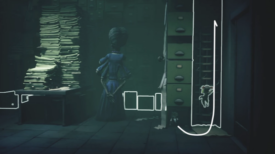 キャビネットの下に隠れた後、棚を登る