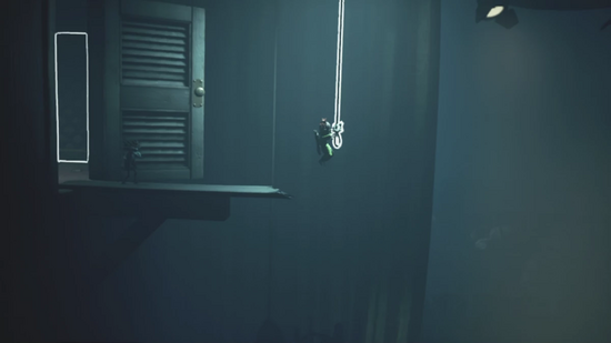 ロープに掴まって下へ