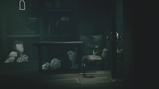 イスの上でジャンプする