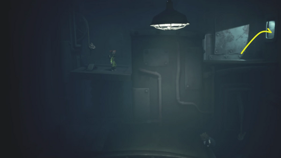 装置を登って外に出る