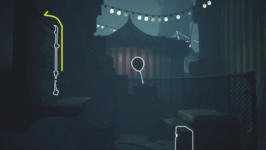 ロープを登って小屋の右側へ