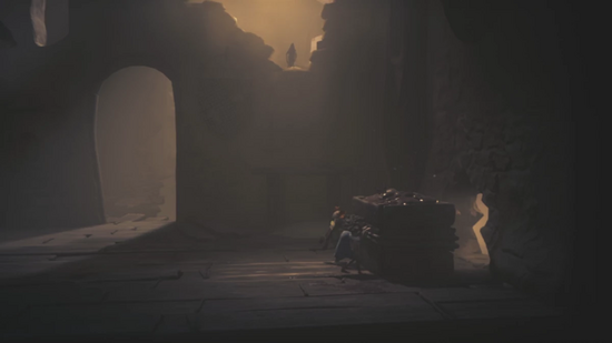 穴を塞ぐ木箱を引っ張る