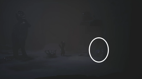 しゃがみ歩きで狭い通路へ