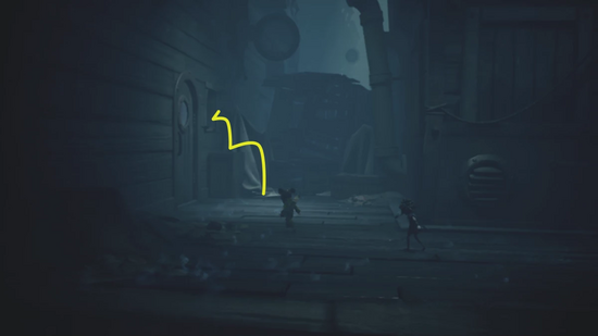 窓から建物内へ