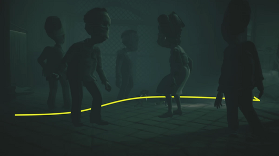 ナースたちの間をしゃがみ歩きで抜ける