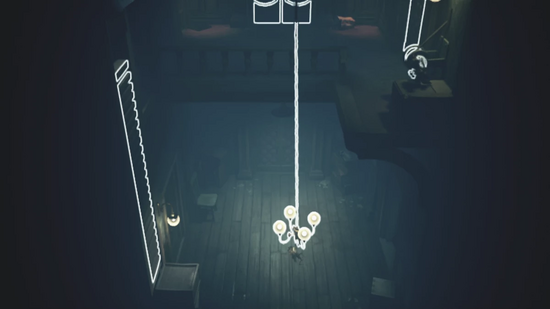 シャンデリアに掴まって上階へ