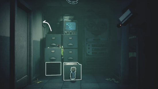 協力して引き出しを足場にする