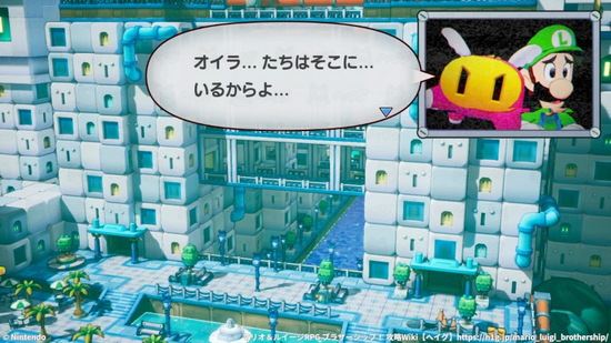 ビルの西側入口へ向かう