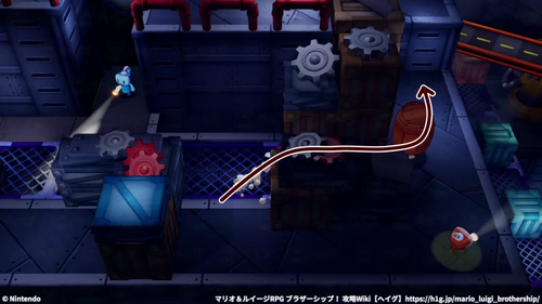 コンテナに囲まれた通路を抜ける