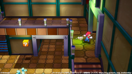 東側の出入口から渡り廊下へ