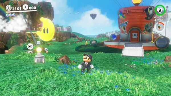 古い電柱の中から