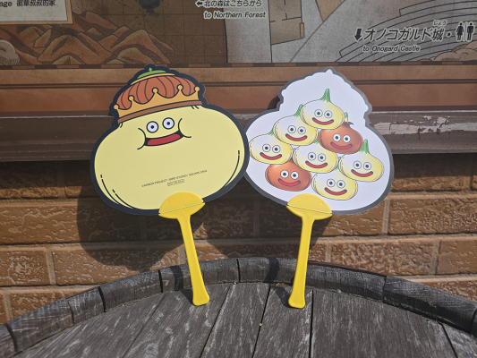 爽やかな風を巻き起こせ！_ニジゲンノモリ「ドラゴンクエスト_アイランド」_夏限定ノベルティ「たまねぎキングうちわ」_2025年8月1日（金）～9月28日（日）で配布の画像