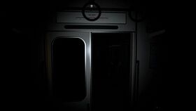 異変：停電・片方のドアだけ開く