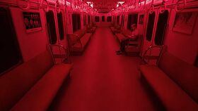 異変：赤い車内