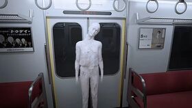 異変：横のドア前にいる白い女性