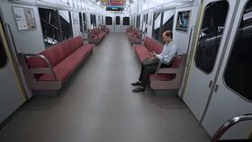 異変：傾く車両