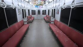 異変：ガラスが割れる