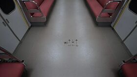 異変：「8→ 9← 4→」の文字