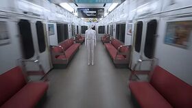 異変：前方から迫ってくる白い女性