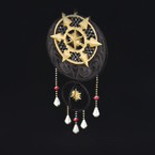 ダークな天井飾り